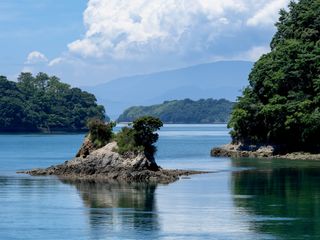 海を渡る風、日差しに踊る色、雨に宿る香り、森に響く音。美しい予感に導かれた二人の縁 (えにし) を結ぶ、清らかな結晶。AMATSU、それは、天から降る祝福の光。