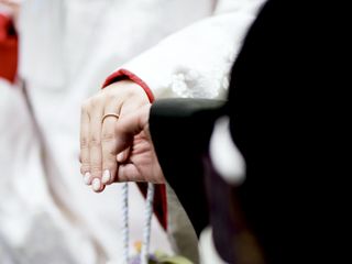 一つ一つ職人の手仕事によって生まれる
AMATSUのリングは、
タイムレスな美しさと存在感を
追求しており、

ブランド完成までに3年という
長い時間をかけて作り上げられました。

繊細な指の動きに寄り添い、
しなやかに指元に沿う緻密な成形。

素肌に触れるエッジや
インサイドの滑らかな仕上げは、

身に着ける方の一部として
人生をともに過ごしていただきたいという
私たちの願いでもあります。

AMATSUに込められた
Made in Japan のクラフトマンシップ。

それは高度な技術に裏付けられた
お客様への誠意の結晶です。