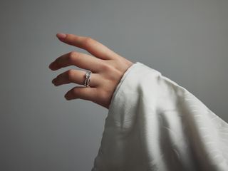 AMATSUのジュエリーは
ブランド完成までにおよそ3年という
長い時間をかけて作り上げられました

繊細な指の動きに寄り添い
しなやかに指元に沿う緻密な成形、

素肌に触れるエッジや
インサイドの滑らかな仕上げや
ダイヤモンドのセッティングへのこだわりは、

身に着ける方の一部として
人生をともに過ごしていただきたいという
私たちの願いでもあります

AMATSUに込められた
Made in Japan のクラフトマンシップ

それは高度な技術に裏付けられた
お客様への誠意の結晶です