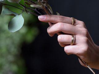 Kiona.の合言葉は「WEAR YOUR TREASURES EVERYDAY」
タカラモノを身につける日常という意味があります。

生涯身につける結婚指輪は、時代を超えて愛すことができ、ふたりの日常に彩りを添えてくれるもの。
それは、いつしか身体の一部とも言える存在にもなります。

手に馴染み、日常に馴染み、そして心に馴染む。

そんなタカラモノと思えるような指輪を身につける日常は、
ちょっと楽しく、ちょっと幸せで、特別な日々になると信じています。

2人が刻む時間とともに、味わいあるリングへと共に変化していけるよう、温もりある人の手で妥協のないものづくりを続けていきます。