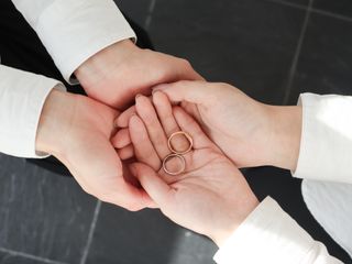 つくる思い出
贈りあう結婚指輪

お互いにつくりあい、贈りあう。
相手を想い、手にとってつくるからこそ
そのひとときが忘れられない一生の思い出に。
出雲の地でご縁感じる指輪づくりを。

手に残る指輪の質感、
指輪に残るヤスリ跡、
笑い合う制作のひと時。

そして縁結びの地であること。

そのすべてがおふたりの結婚指輪となり、
大切な思い出となりますように。