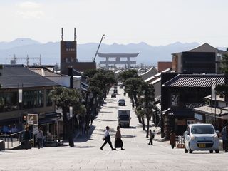 縁結びのご利益で知られる出雲大社。
その表参道にあたる神門通り(しんもんどおり)にお店を構える出雲縁。
私たちが暮らす島根県の出雲地方には、古く古事記に記された神話の舞台が数多く存在し、今に受け継がれてきました。
縁結びの物語はそのうちのひとつ。

ふたりが人生を共に歩むことを決めたとき、そこにはご縁の糸の存在があるもの。
こうした価値観はこうした環境を身近に感じて育った私たちならではの価値観なのかもしれません。

結婚指輪はふたりがご縁で結ばれた証。
指輪という円をなす形は、ご縁結びの象徴。

その形をおふたりで生み出すという経験はきっと、
おふたりのこれからに大きな支えとなるはず、そう感じています。