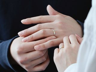 結婚指輪は、結婚というおふたりの人生にとって大きな節目となる「想い」を大切にするジュエリー。

出雲縁では、指輪を作るという工程を経験していただくことで、より強く想いや思い出を指輪に込めることができるものと考えています。
ご自身の手によって生み出したものだからこそ、経年によって付いていく小傷やへこみもまた愛おしく、味わい深いものとなるはず。

また、この地で作った指輪の存在がおふたりと出雲との間につながりを生み出すことで、
いつの日にかまた、
その思い出を手繰り寄せるように出雲を訪ねていただく。

おふたりの共通した始まりの思い出を、指輪とともにつくっていただけたら幸いです。
