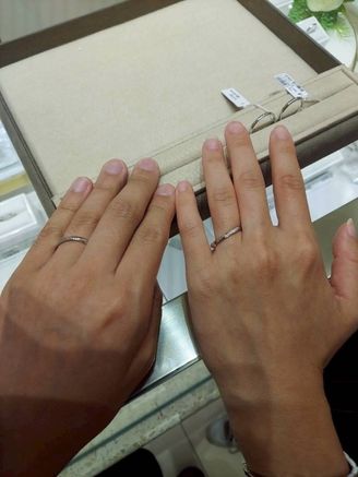 【4℃ BRIDAL(ヨンドシーブライダル)の口コミ】 デザインはシンプルで、ダイヤは3つついており、色はシルバーで普段使いし…