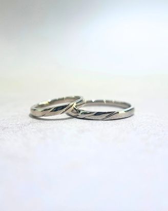 【BELETHE(ベルテ)の口コミ】 どの服装にも合うよう太すぎず細すぎず丸みのあるシンプルなデザイン、同…