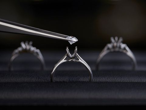 【ダイヤモンドを選ぶ（婚約指輪のみ）】
ダイヤモンドの形を発明したトルコウスキー一族が監修するエクセルコ。原石の段階から厳しく選び、カット・研磨・販売まで自社一貫体制。厳しい検査工程もクリアし、科学的にもその美しさが証明されたダイヤモンドをお届けします。