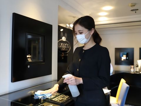 【感染症対策】
除菌シートを使用し、婚約指輪や結婚指輪、接客スペースもしっかり除菌しています。お客様に安心してご来店いただける環境作りを行い、ご来店をお待ちしております。