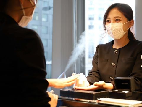 【コンシェルジュに相談】
専門知識を持ったコンシェルジュがお客様一人ひとりのリング選びをサポートいたします。ブライダルリングの知識がなくても安心してご相談ください。