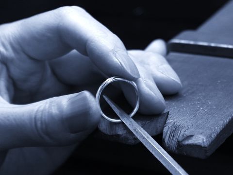 【お客様のリングを作る】
ベルギーの伝統技術を継承した熟練職人が一つひとつおつくりします。ミル打ちも一つずつ丹念な手作業で生み出します。複雑な指の曲線に合わせた内甲丸仕上げのため、吸い付くようにフィット。着け心地もよく、末永く着けていただけます。