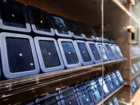 【ダイヤモンドを選ぶ（婚約指輪）】
常時ブランドとして18000ピース以上保有。その美しい輝きを科学的に証明する「サリネ・ライトレポート」を一定の基準を満たすダイヤモンドにお付けしています。日本初ブライダル専門店として鑑定書には表れない差まで見極めています