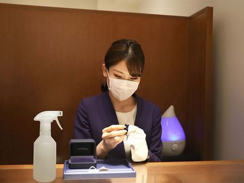 【充実したアフターサービス】
クリーニングやサイズ直しなど生涯に渡ってご使用頂くにあたり必要となるメンテナンスを、全国の店舗で無期限でお受けいたします（軽井沢店を除く）。お気軽に最寄りの店舗をご利用下さいませ。※期間や詳細は店舗へお問い合わせください。