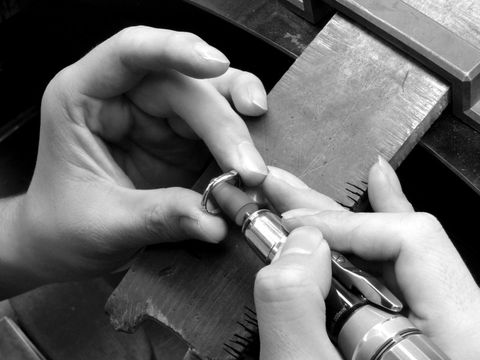 【リングをおつくりします】
なめらかなライン、指に優しく馴染む着け心地。これらを実現するシライシの鋳造製法は最初に作る指輪の型からクラフトマンが一つひとつすべて手作りしています。お客様の絆の証としてお選びになったリングをクラフトマンが丁寧におつくりします。