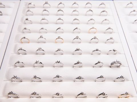 【700種類以上あるリングから運命の1本を選ぶ】
ラインの美しさだけでなくなめらかな着け心地など、未来志向で考え抜かれたデザインから、おふたりの運命の1本をお選びいただけます。