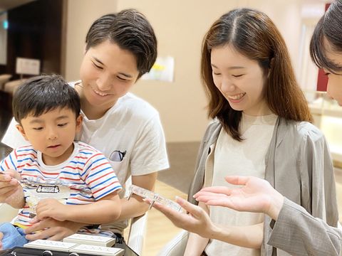 【購入後も安心のアフターサービス】
メンテナンス(サイズ・ゆがみ直し、洗浄など)はもちろん、記念日を祝う特別優待もご利用可能です。年に1度のイヤーギフトの受け取りは、指輪の状態をチェックする良好なタイミング！お気軽にお立ち寄りください。