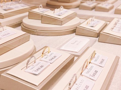 【運命の指輪との出会い】
「ずっと使い続けられる」と感じる指輪と出会えたら、それは運命の出会いかもしれません。一生モノとして納得できる指輪をお求めください。ジュエリースタイリストがお似合いのデザインや専門的なアドバイスも含め、サポートいたします。