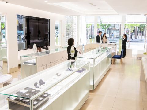 【ご来店】
WEBサイトにてお近くの店舗をご確認いただき、事前にWEBサイトやお電話にてご予約いただけるとお待たせすることなくご案内させていてだきます。お電話にて当日のご予約が可能な場合もございますので、ご希望の店舗に直接お電話ください。