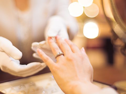 【試着・コンシェルジュに相談】
試着をしながらイメージをふくらませていきます。シンプルなものからデザイン性の高いものまで、豊富なラインナップをご用意。オーダーメイドブランドならではの専門知識を持つコンシェルジュがサポートいたします。