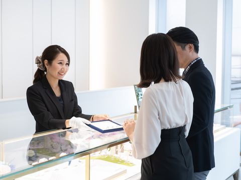 【スタッフに相談】
直営店ならではの豊富な知識を備えたスタッフが、お好みやご予算を丁寧にヒアリングしたうえで、豊富なラインナップの中から一人ひとりにあったリングをご提案いたします。