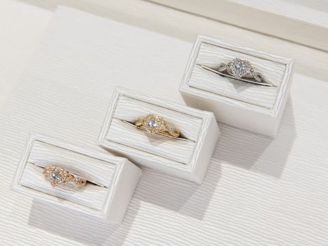 【リングを決定】
デザイン・素材・サイズをお選びいただき、セミオーダーでお客様のためのブライダルリング（ネックレス）を心を込めておつくりいたします。