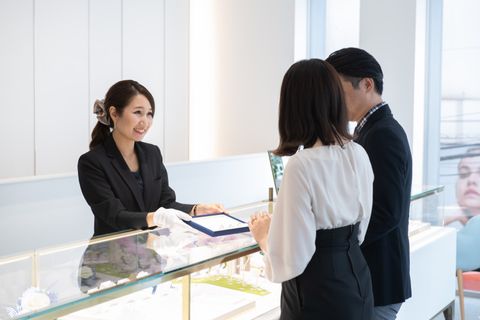 【スタッフに相談】
直営店ならではの豊富な知識を備えたスタッフが、お好みやご予算を丁寧にヒアリングしたうえで、豊富なラインナップの中から一人ひとりにあったリングをご提案いたします。