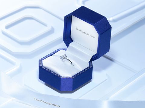 【ダイヤモンドのグレードを決定】
エンゲージメントリング（ネックレス）は、ダイヤモンドの4C（カラット、カラー、クラリティ、カット）のグレードをお選びいただけます。スタッフが説明いたしますので、ダイヤモンドの知識がなくても安心してお選びいただけます。