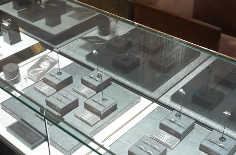 【店内商品をご案内】
ヒアリングの次は、店内にて商品をご案内致します。
店内にあるすべてのデザインをご試着可能なのでおふたりで楽しく選べます。
