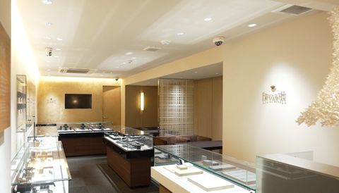 【まずはご予約した後、ご来店を】
ご来店希望の店舗に、ホームページやお電話から事前にご予約をいただくと、安心してゆっくりとご覧いただけます。
落ち着いた店内で、基礎知識からでも丁寧にご案内させて頂きます。