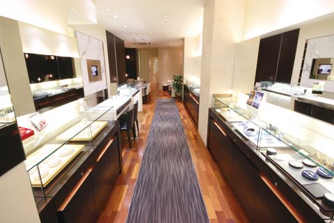 【自由に着け比べ】
店内を自由に回りながら試着していき、気になる商品をピックアップしていきます。
品質とデザインにこだわったブランドをセレクトしておりますので、後悔しない、おふたりの運命の一本をお選びいただけます。

