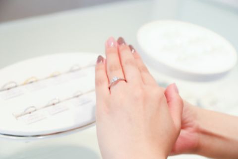 【ご試着・ご相談】
店頭のたくさんのリングをご見学いただきおふたりにぴったりのデザインをご提案させていただきます。セミオーダー・フルオーダーのご希望をお聞きしながら専門知識をもつスタッフがサポートさせていただきます。