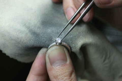 【リングを製作】
お客様より正式にオーダーをいただきましたら、リング製作をスタートいたします。店内併設の自社工房で熟練の職人が1点1点丁寧に心を込めてお作りさせていただきます。