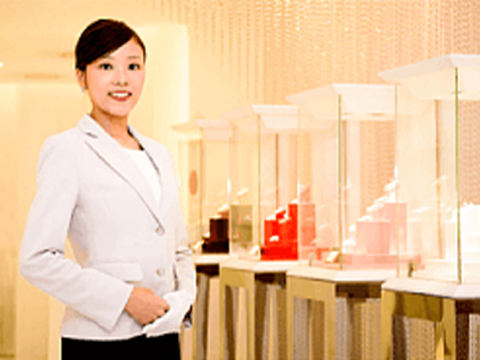 【ご来店】
事前にご予約いただくことで、お待たせすることなく、ゆっくりとリング選びをお楽しみいただけます。一生に一度の大切な瞬間を、丁寧にサポートいたします。