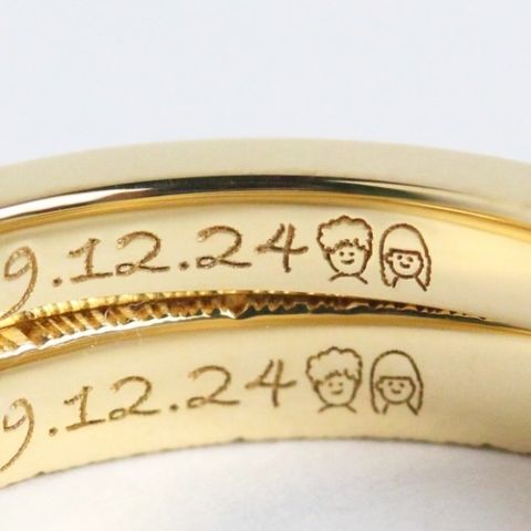 ［指輪をアレンジ］
ベースの指輪を決めたら、素材・テクスチャ・石・刻印など自由にカスタマイズして指輪づくりを楽しめます。手書きのイラストをそのまま刻印することなども可能。どんなカスタマイズをしようかお二人で相談しながら、楽しく決めることができます。