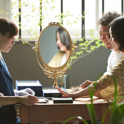 ［専任の担当者がご案内］
当日はリングアドバイザーの“つくり手”がご案内いたします。ゆったりとしたテーブル席でリラックスしながら、ご試着いただけます。隠れ家カフェのような、居心地のよさにこだわったアトリエ内での指輪選びをお楽しみください。