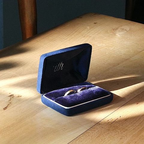 ［ご納品］
指輪が完成しましたら、ついにご納品です。アトリエでのお引き渡し、もしくは宅配便でのお届けが可能です。指輪との初対面のひとときを、ぜひお楽しみに！