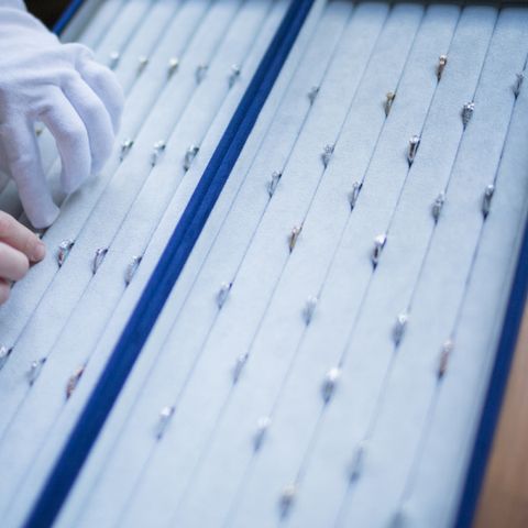 ［ご相談/ご試着］
事前カウンセリングのご回答を元に、お二人のお好みに合う指輪を丁寧に掘り下げていきます。目の前にずらりと並ぶ指輪を自由にご試着いただき、つくり手が本当に欲しい指輪選びをサポート。※フルオーダーメイドのご相談も承ります。