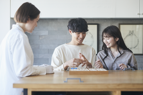 【ご来店後の流れ】
指輪作りの工程やサービスについて、スタッフが丁寧にご説明いたします。
サンプルの指輪や他のお客様の手作り事例もご紹介。
ご希望の手作り指輪のイメージなどがございましたら画像などでお持ちくださいませ。