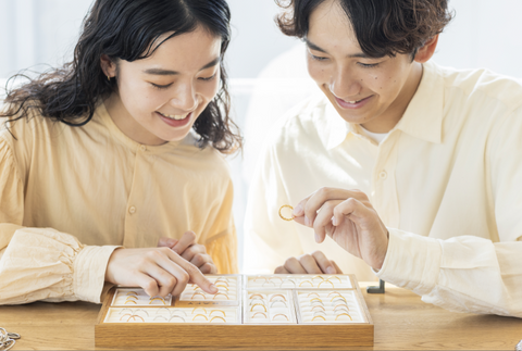 【カウンセリング】
指輪作りの工程やサービスについて専任のスタッフが説明いたします。
デザインやご予算についてなどお気軽にご相談ください。
