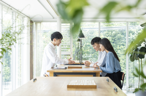 【カウンセリング】
指輪作りの工程やサービスについて、専任のスタッフがご説明いたします。
デザインやご予算についてはもちろん、「まずは手作りがどのようなものか知りたい」「自分たちでも作れるかな」など、まずはお気軽にご相談ください。
