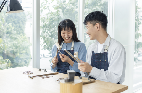 デザインが決まったら、制作スタート！
※制作前にお見積りをお伝えしております。ご予算についてなどお気軽にご相談ください。

＜POINT＞
エプロン着用から制作シーンまで、ふたりの指輪作りを撮影！
編集したムービーをもれなくプレゼントしております。
