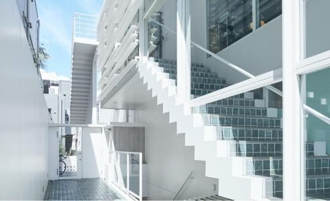 【外観の様子】
表参道駅A1出口より、CRAFYまで徒歩4分。
白とブルーのおしゃれな建物にCRAFYがございます。