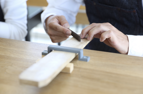 【指輪作りスタート】
デザインが決まったら、いざ制作！
専任のスタッフがマンツーマンで手作りをサポート。
はじめてや、ものづくりが苦手でもご安心ください。