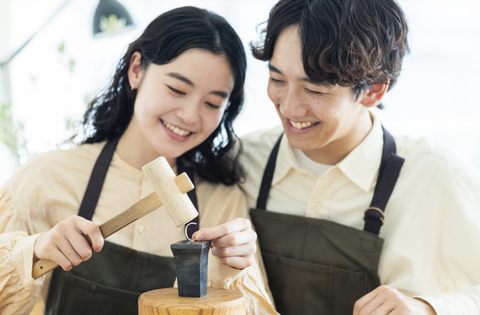 【指輪作りスタート】
専任のスタッフがマンツーマンでサポート！
ものづくりが苦手でも安心です。

＜POINT＞
ふたりの手作りシーンを撮影&編集し、ショートムービーとしてプレゼントしております。
結婚式の披露宴などでもお使いいただけます。