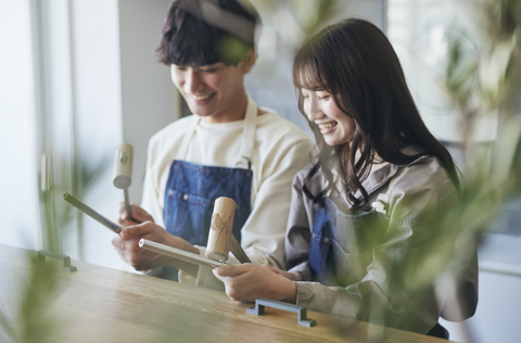 デザインを決定後、いよいよ制作がスタート！
スタッフがマンツーマンで手作りをサポートいたしますので、細かい作業が苦手な方もご安心くださいませ。（コースによって内容が異なります）

※カウンセリングからご制作まで、所要時間2〜3時間程度