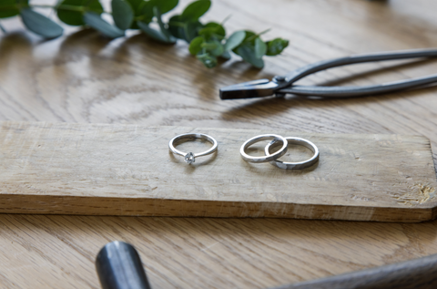 デザインの自由度が高いワックス制作コースと、昔ながらの製法で楽しめる金属加工コースの2通りの作り方をご用意！
当日の所要時間は2~3時間ほど。