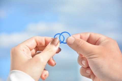 ご制作の最後は、完成指輪と記念撮影。
開放感のあるバルコニーでの撮影は表参道店ならでは。青空はもちろん、夕焼けや夜景をバックに撮影いたします。

※納期：約2週間〜1ヶ月半（当日お持ち帰りのコースもご用意。石留めがある場合は後日郵送）