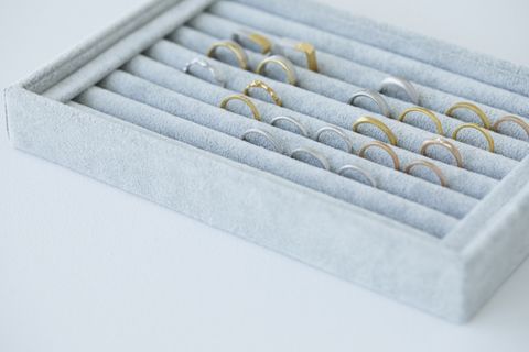 【デザイン決め】
当日、デザインが決まっていなくても問題ありません！
シンプルからハワイアン、木目金、モチーフリングまで豊富なサンプルリングをご用意！
自由にご試着いただけます。

＜POINT＞
めずらしいカラーゴールド含め取扱素材は13種類！