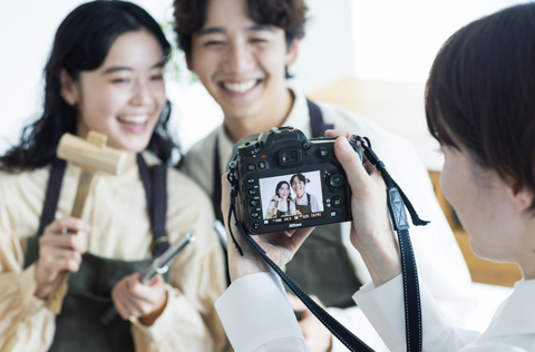 【完成】
削ったり、磨いたりして、ふたりだけの指輪が完成します！
制作終了後には、記念撮影。お持ちのカメラやスマホでも撮影いたします。