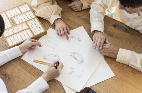 【カウンセリング】
指輪作りの工程やサービスについて専任のスタッフがご説明いたします。
デザインやご予算についてはもちろん、「まずは指輪作りがどのようなものか聞いてみたい！」など
お気軽にご相談ください。