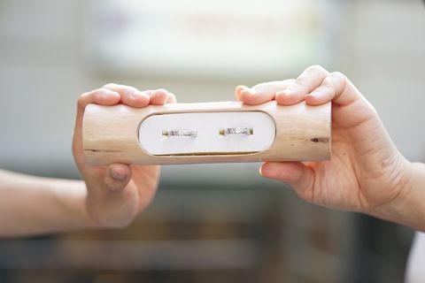 【お気軽にご来店・お問い合わせください】
あらかじめHP予約フォームまたはお電話にてご予約くださいますと、ご案内がスムーズです。 当店のスタッフは、結婚指輪・婚約指輪の制作に対して情熱とこだわりをもった気さくな職人ばかりです。リラックスしてお越し下さい。
