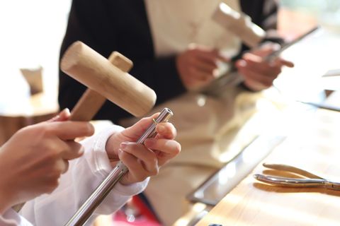 【制作】（2時間程度）
「いよいよ結婚指輪作り！初めてみる工具に緊張…」デザインのつくり方、工具の使い方など、職人がマンツーマンでサポートにつきますので、どなたでも安心して結婚指輪作りを楽しむことができます。 思い出に残るひとときをお過ごしください。